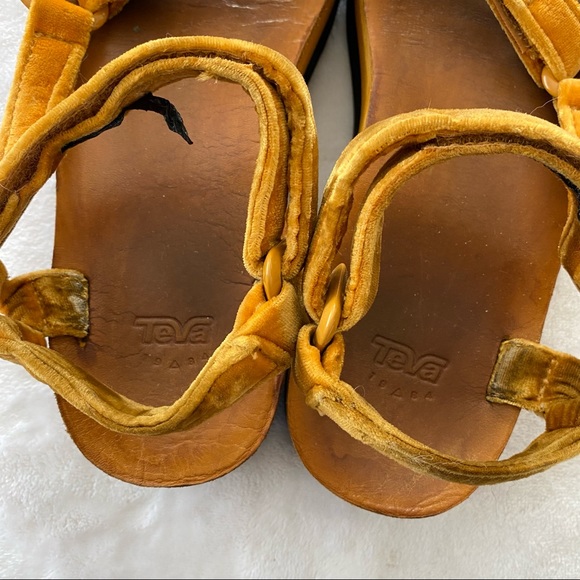 Teva Flatform Universal Velvet Sandals - Picture 6 of 11
